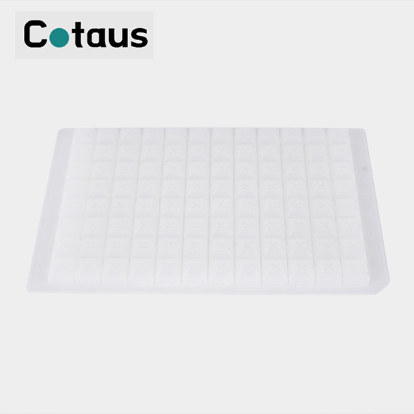 Introduction du tapis en silicone pour plaque à puits